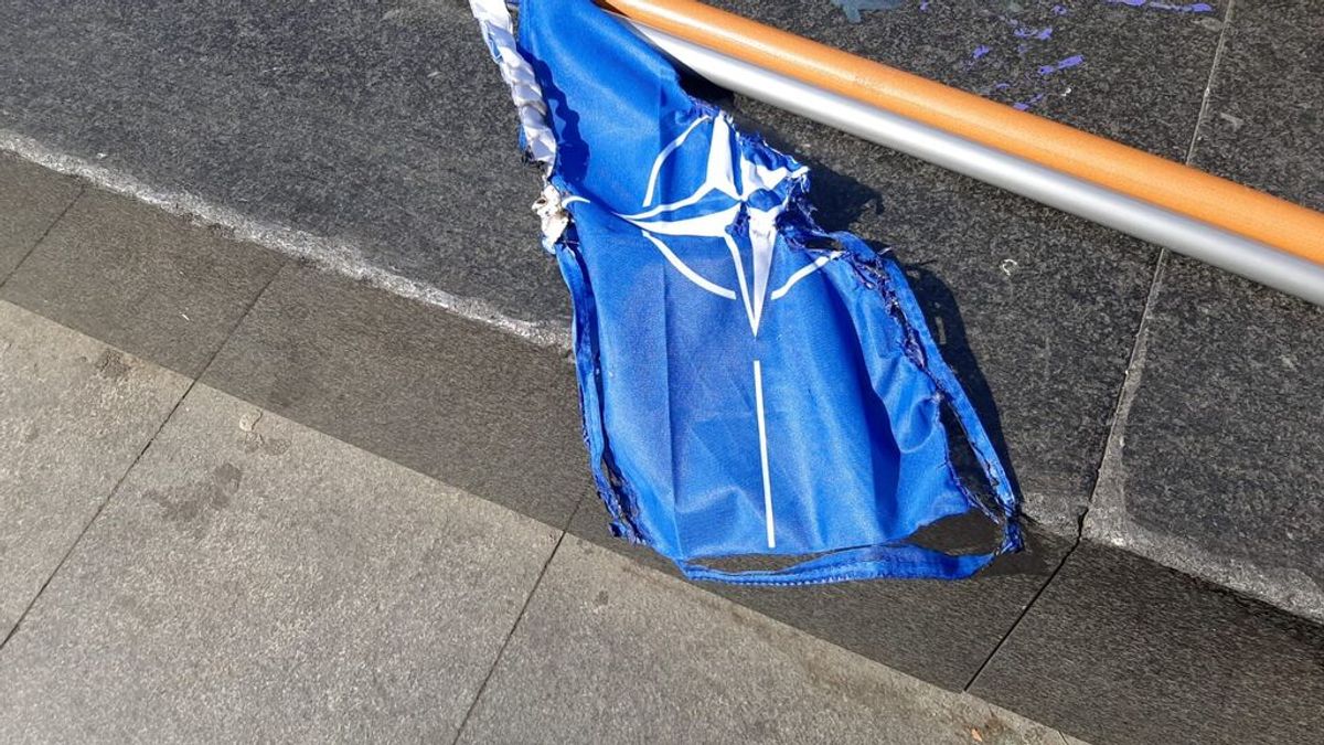 Queman la bandera de la OTAN en una concentración de 'No a la guerra' en Barcelona Queman la bandera de la OTAN en una concentración de 'No a la guerra' en Barcelona