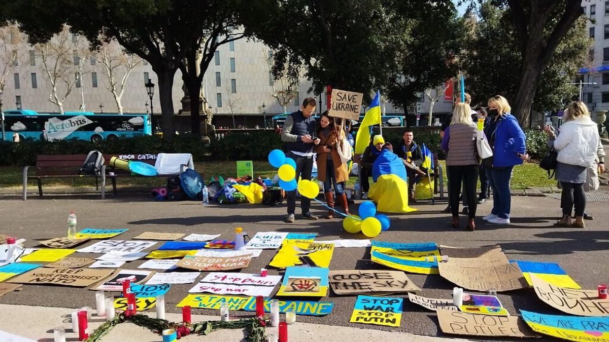 Ucranianos acampan en plaza Cataluña