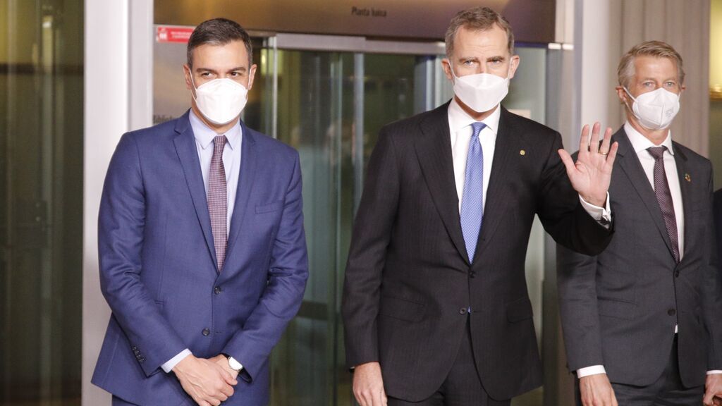 EuropaPress_4279581_presidente_gobierno_pedro_sanchez_rey_felipe_vi_llegar_cena_oficial_mwc