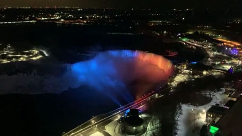 Las cataratas del Niágara se iluminan de azul y amarillo en solidaridad con Ucrania