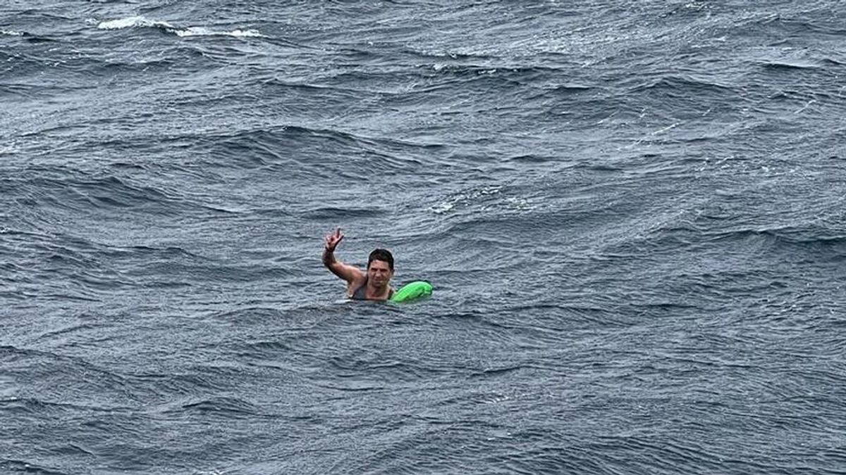 Salvamento Marítimo rescata a un hombre a la deriva en Los Lances, Tarifa