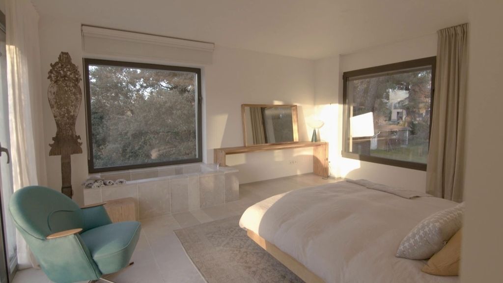 La habitación, con bañera incluida