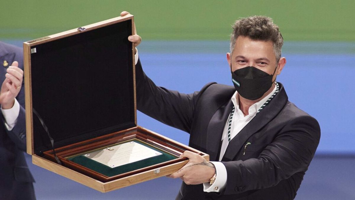 Alejandro Sanz cierra con el himno andaluz la entrega de distinciones del 28F Alejandro Sanz cierra con el himno andaluz la entrega de distinciones del 28F