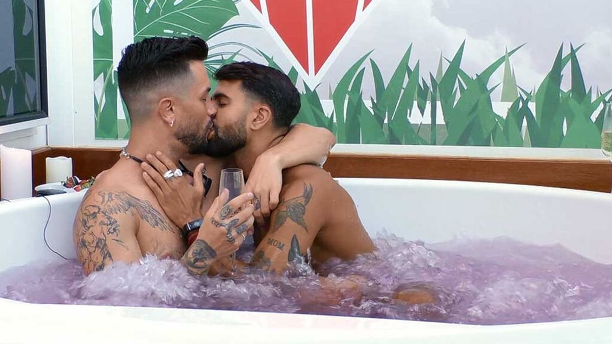 Andrea, actor porno, se lo quita todo en el jacuzzi: “Lo siento, pero esto me molesta”