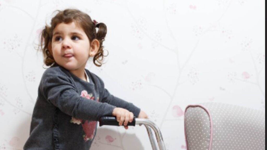 Elizabeth, la niña de tres años, que lucha a diario contra una enfermedad rara