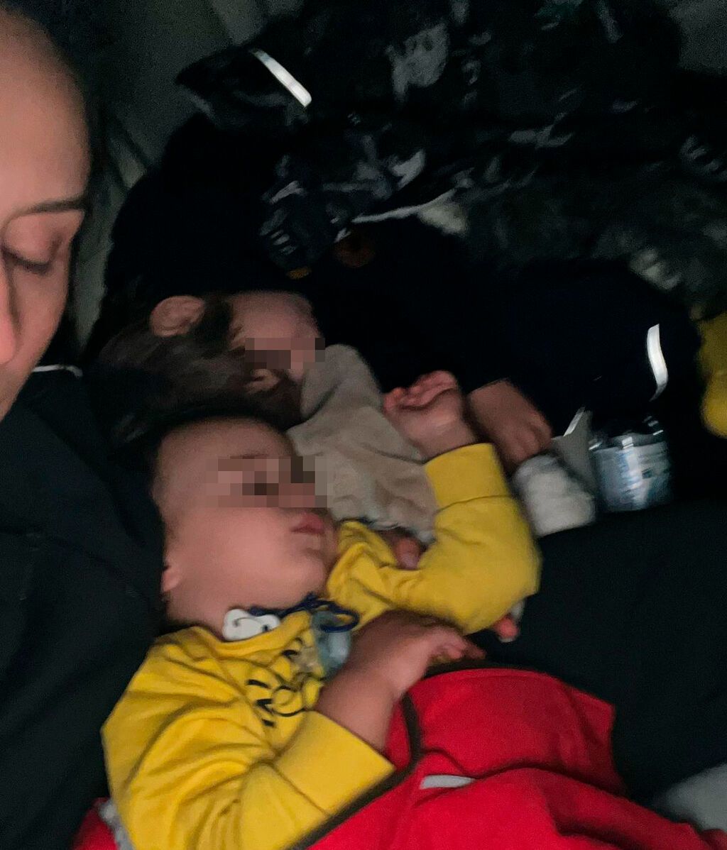 Jamala y sus dos hijos huyen de Ucrania