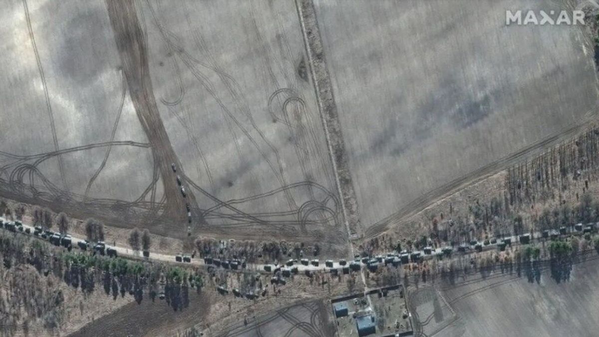 Un satélite muestra como un extenso convoy de vehículos rusos se dirige hacia Kiev