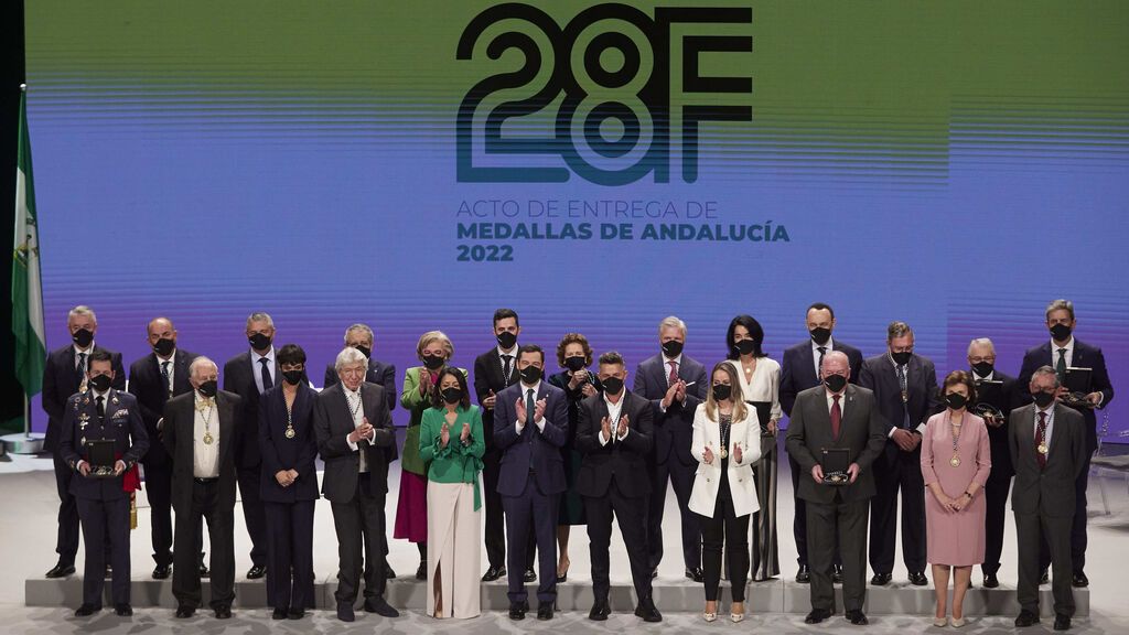 EuropaPress_4281216_presidente_junta_juanma_moreno_preside_foto_familia_premiados_acto_entrega