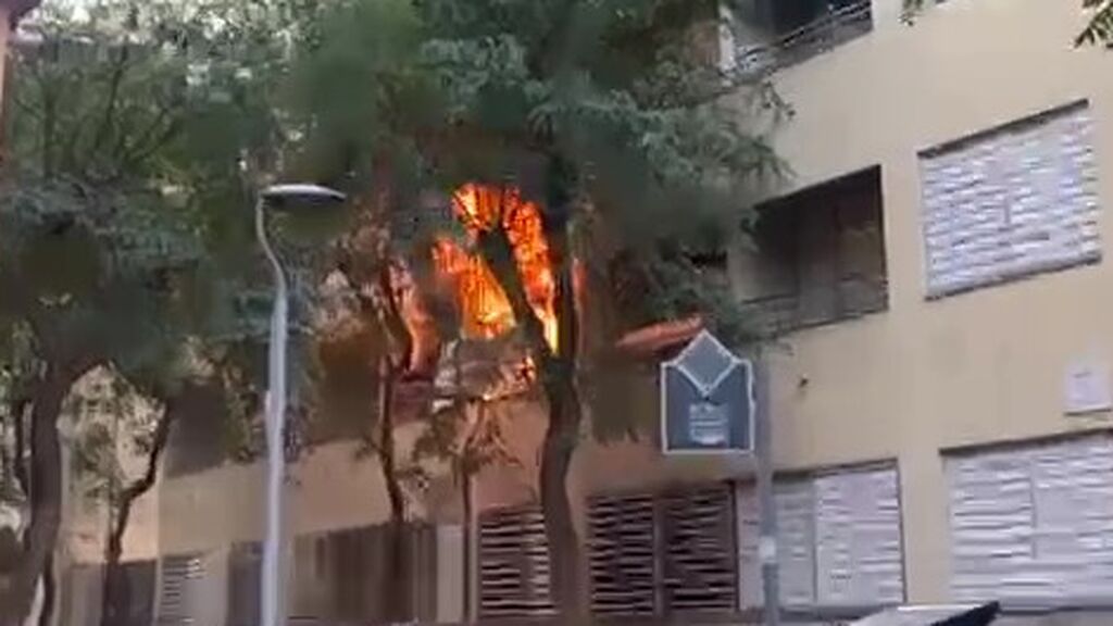 Cincuenta ancianos desalojados en un incendio en un edifico tutelado de Barcelona