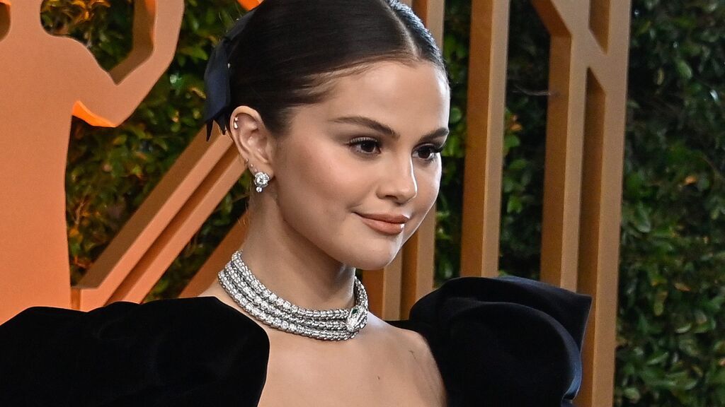 Selena Gomez entrega un SAG descalza, pero con un collar de un millón de dólares