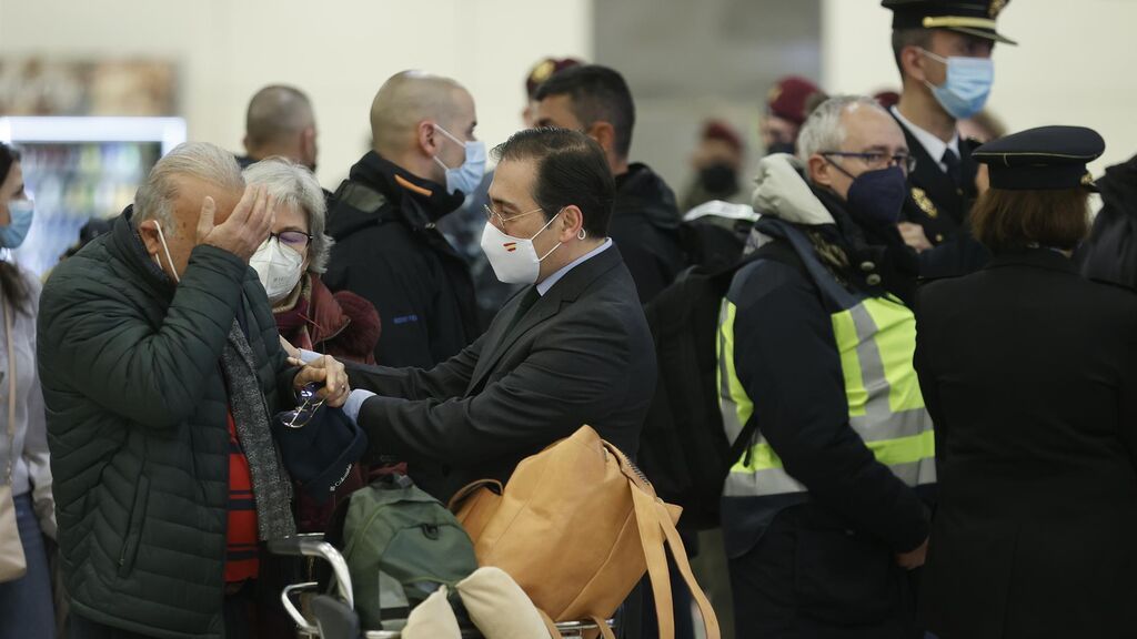 El ministro de Extreiores recibe en Barajas a los últimos españoles que huyen de la guerra en Ucrania