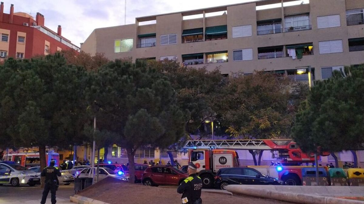 Una veintena de desalojados y dos heridos en un incendio en un edifico tutelado de mayores en Barcelona