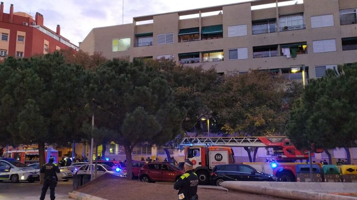 Una veintena de desalojados y dos heridos en un incendio en un edifico tutelado de mayores en Barcelona Una veintena de desalojados y dos heridos en un incendio en un edifico tutelado de mayores en Barcelona