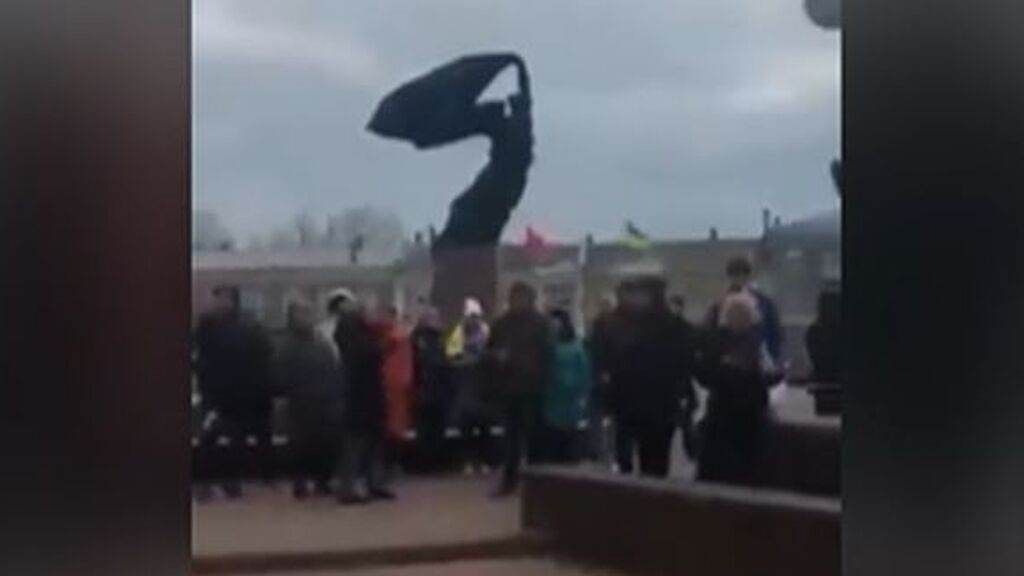 Decenas de ucranianos cantan el himno de su país frente a los blindados rusos