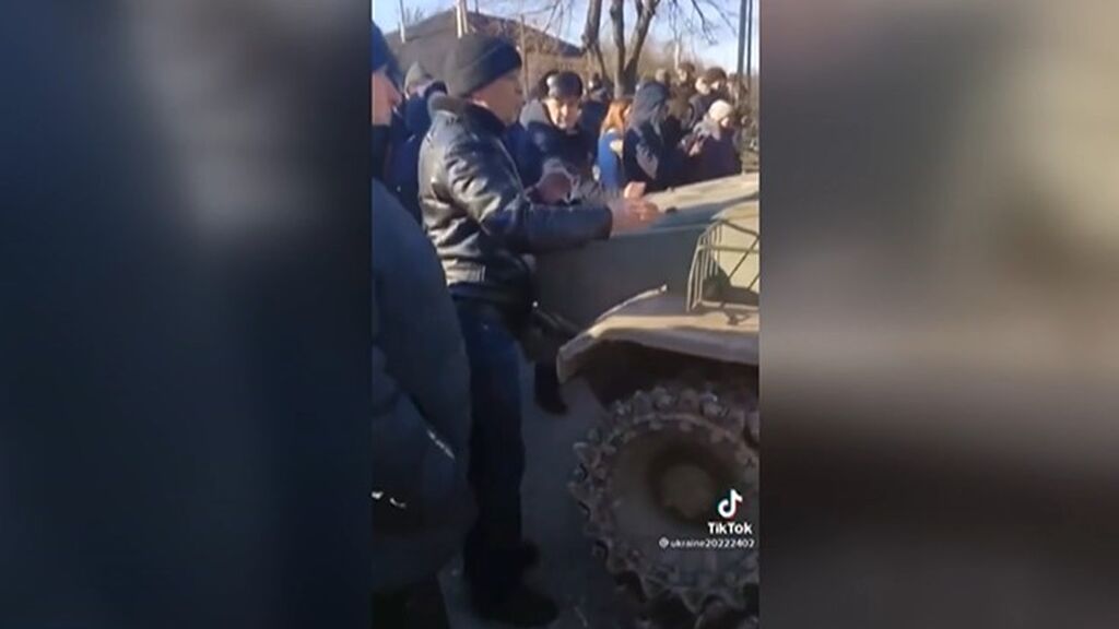 Cócteles molotov o sus propios cuerpos para frenar a los blindados ruso: la población ucraniana no se rinde