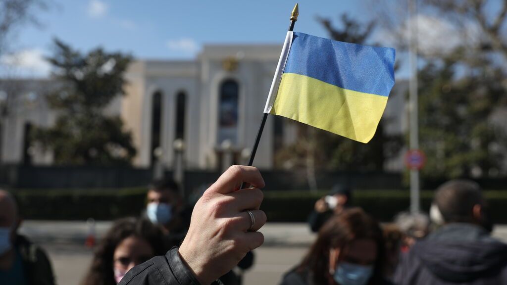 EuropaPress_4278888_manifestante_bandera_ucraniana_participa_manifestacion_madrid_contra_guerra