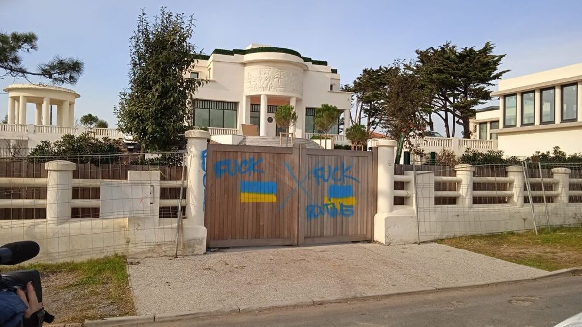 Pintadas anti-Putin y a favor de Ucrania en la villa de lujo de su exmujer en Biarritz Pintadas anti-Putin y a favor de Ucrania en la villa de lujo de su exmujer en Biarritz