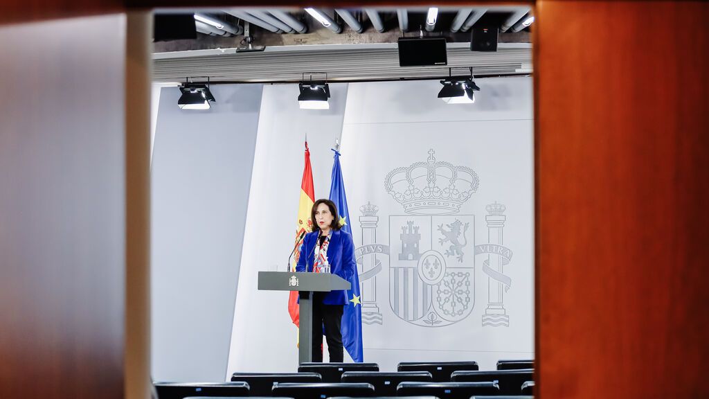 Robles elogia el "heroísmo" de los ucranianos y enviará más "tropas defensivas" a la frontera