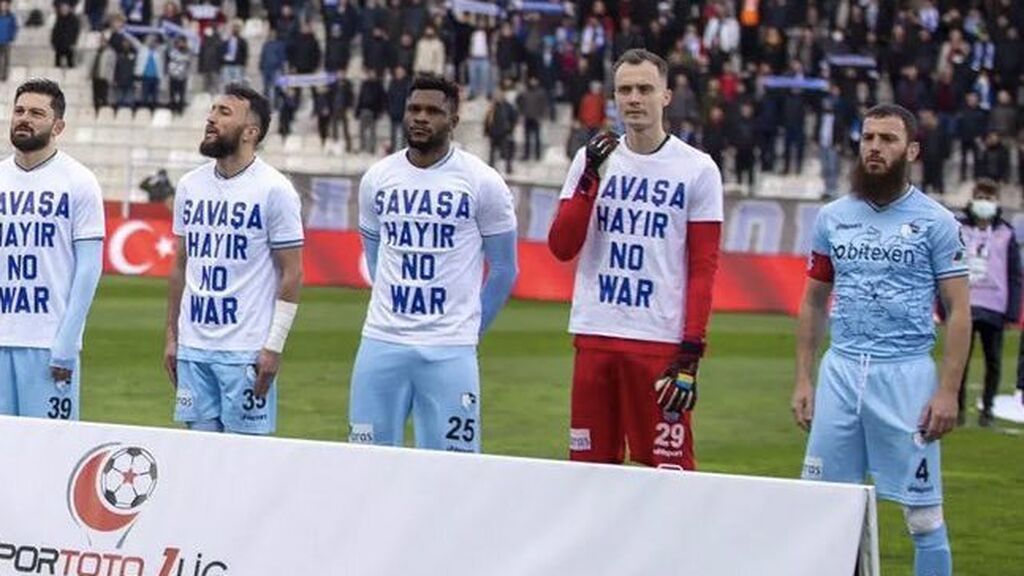 Un jugador turco se niega a llevar una camiseta en contra de la guerra en Ucrania: "No me gusta" Un jugador turco se niega a llevar una camiseta en contra de la guerra en Ucrania: "No me gusta"