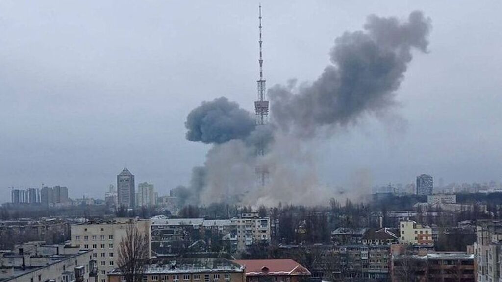 Rusia ataca la torre de comunicaciones de Kiev para dejar ciega a la ciudad
