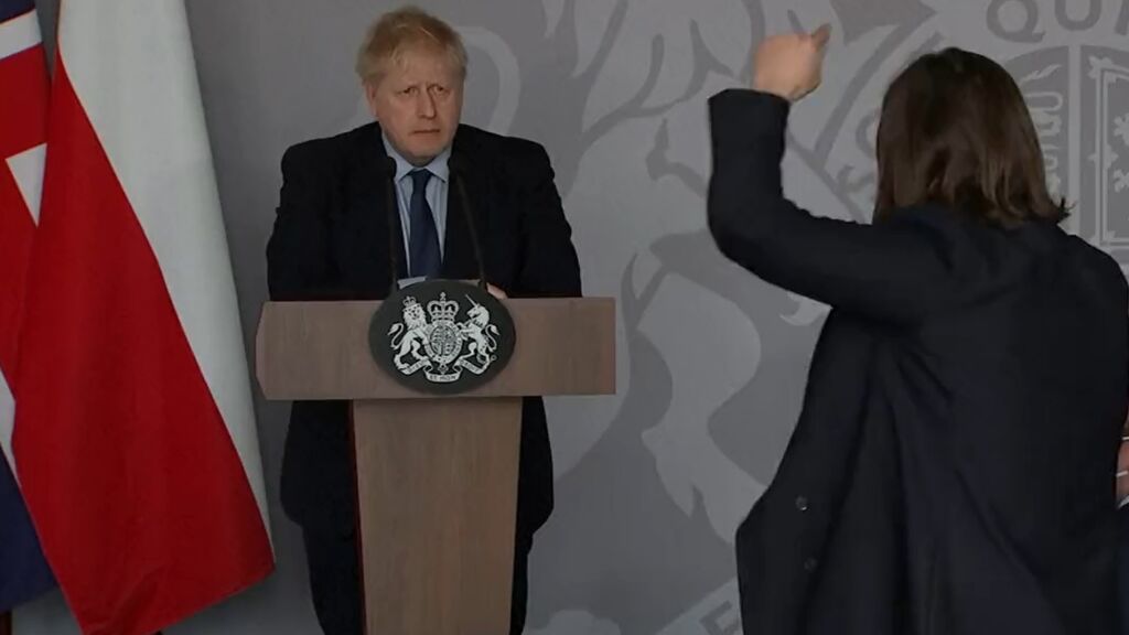 Una activista ucraniana increpa a Boris Johnson: "Tiene miedo"