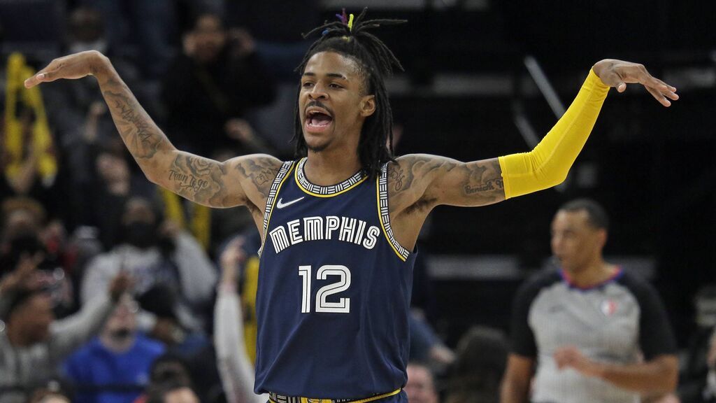 Ja Morant, que anotó 52 puntos, celebra una jugada ante los Spurs.