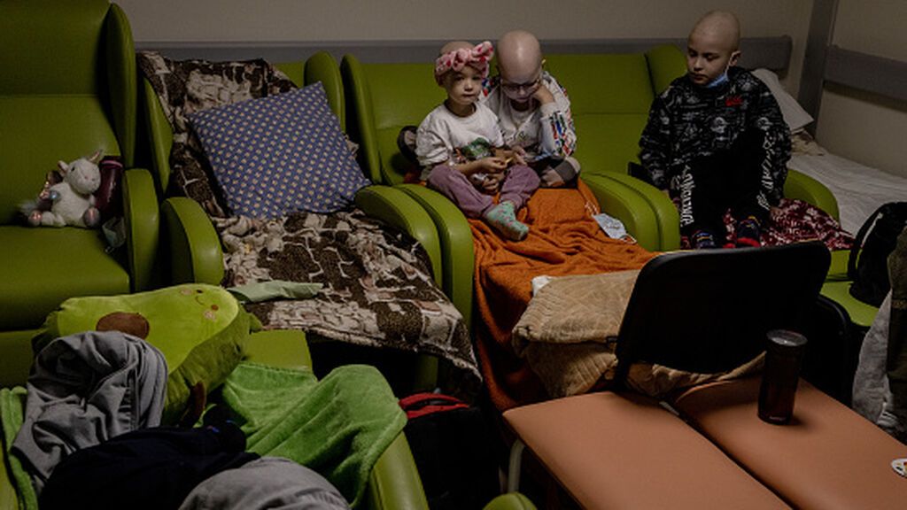 Niños con cáncer se refugian de la guerra en los sótanos de un hospital de Kiev