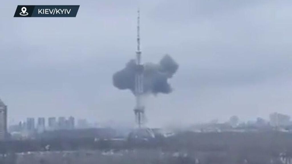 Las tropas rusas bombardean la torre de televisión de Kiev