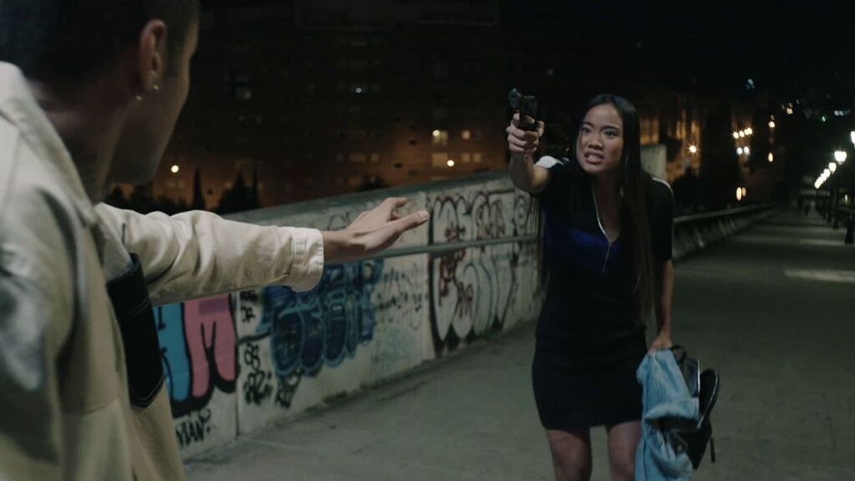Irene apunta a sus amigos con la pistola de su abuelo