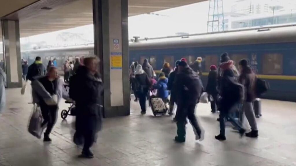 Pánico en Kiev: los ciudadanos intentan huir a las estaciones desesperados