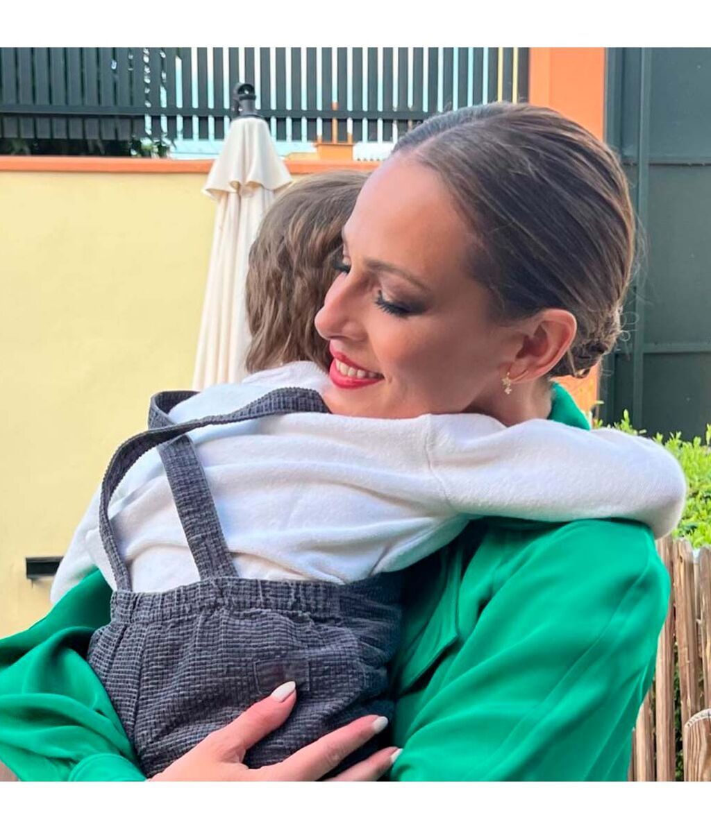 Eva González se funde en un abrazo con su hijo Cayetano en el Día de Andalucía