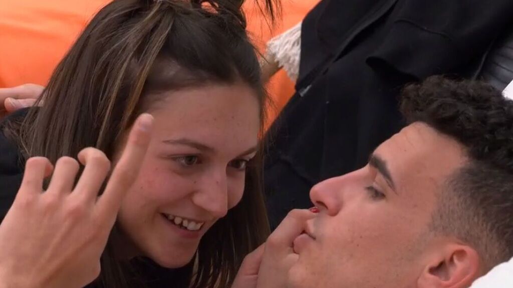 Adrián y Marta, entre abrazos y caricias, se plantean tener algo dentro de 'Secret Story': "Hay una atracción"