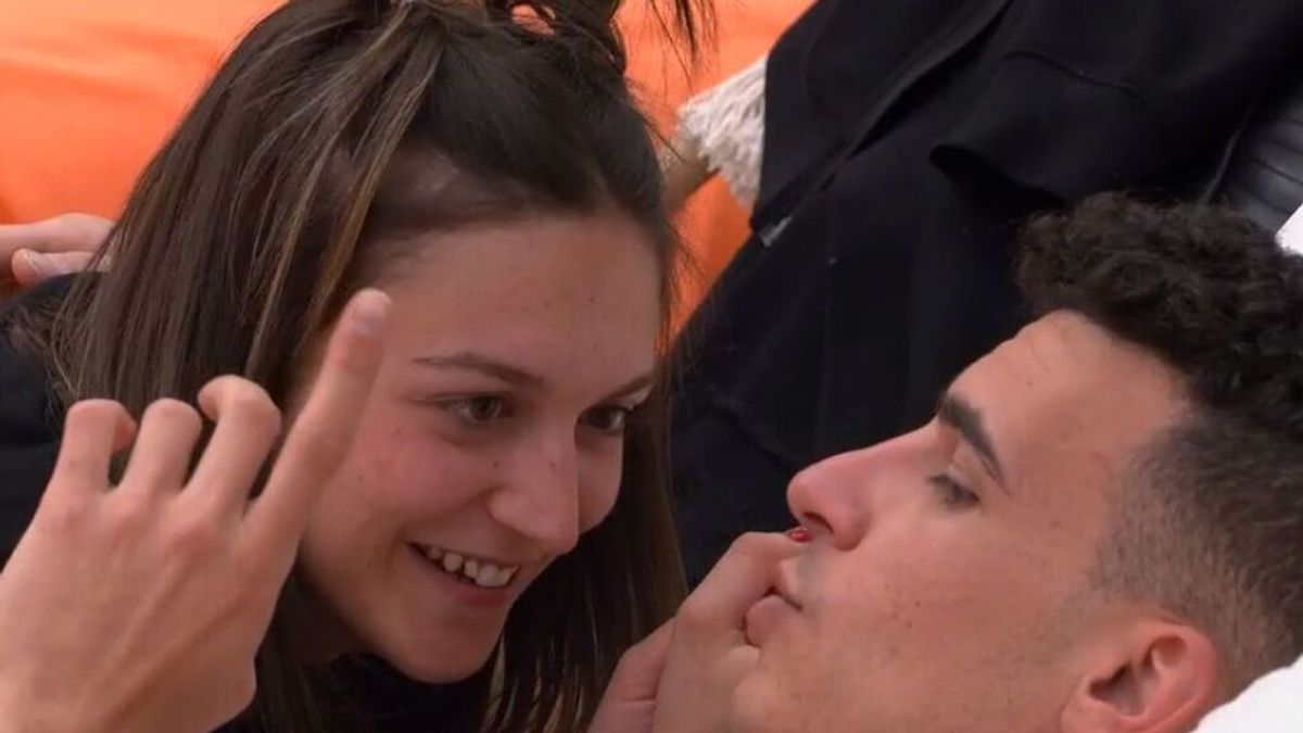 Adrián y Marta, entre abrazos y caricias, se plantean tener algo dentro de 'Secret Story': "Hay una atracción"