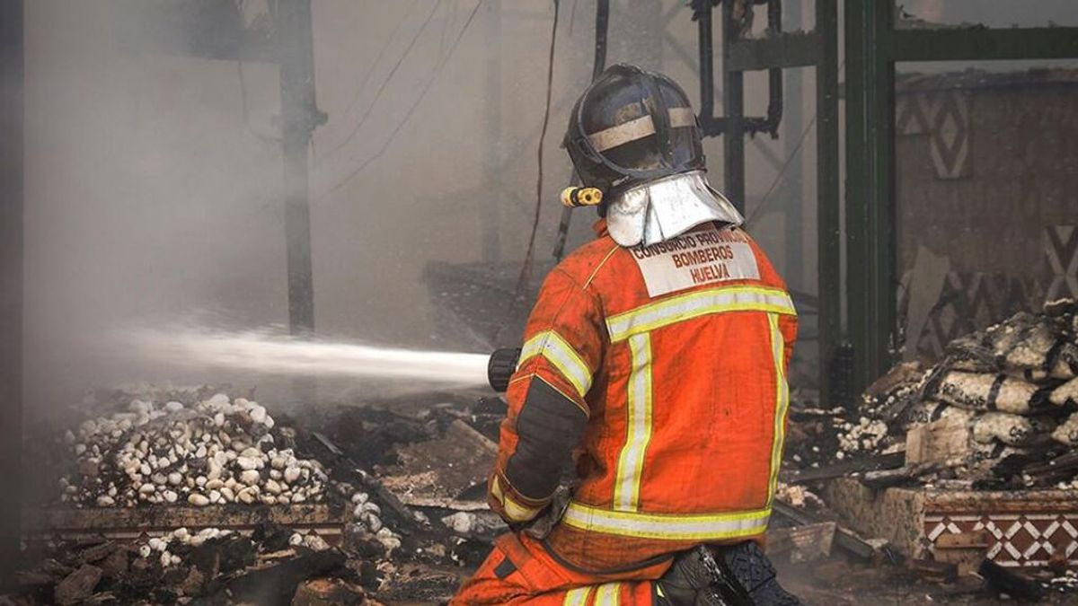Incendio en una casa en Almonte: Muere un niño de ocho años y rescatan a sus dos hermanos
