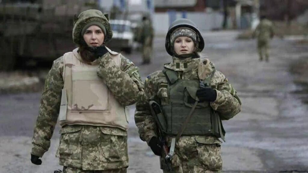 Mujeres ucranianas vuelven al foco de los ataques para luchar junto a los hombres y empuñar las armas