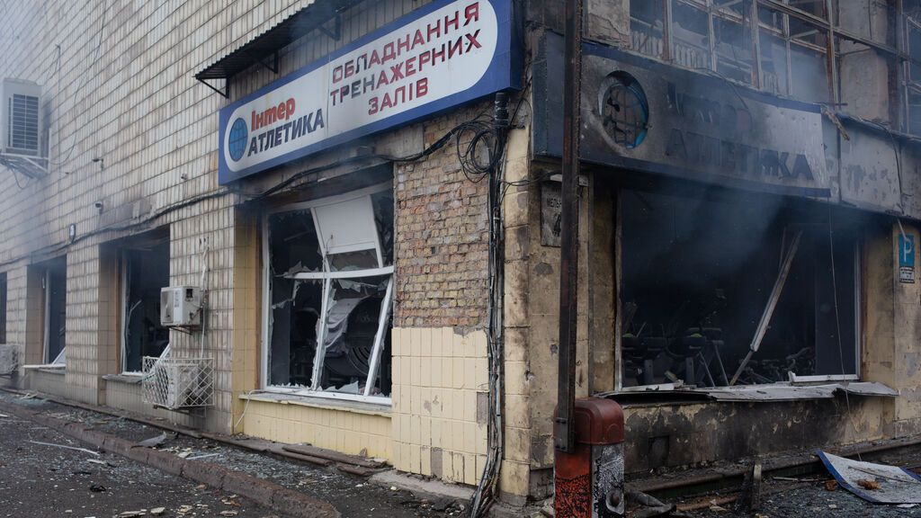 La destrucción en los alrededores de la torre de televisión de Kiev tras la explosión de dos misiles rusos