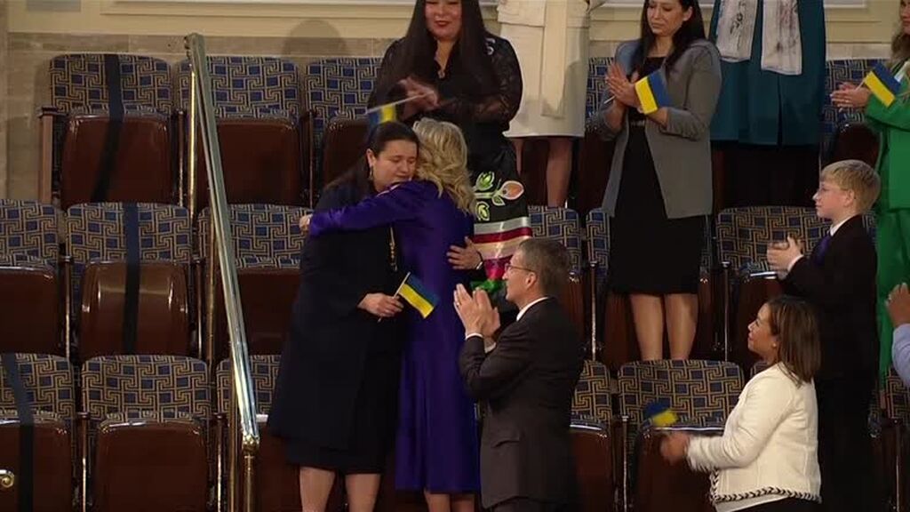 Con aplausos y en pie: así ha sido la ovación a la embajadora de Ucrania en el discurso de Biden