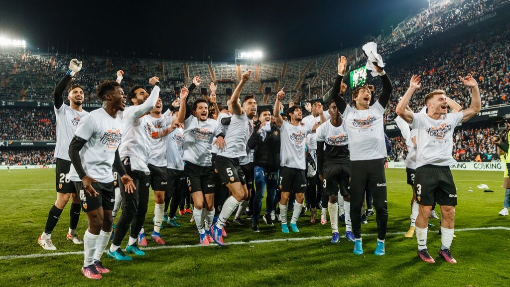 La locura de jugadores y afición en Mestalla