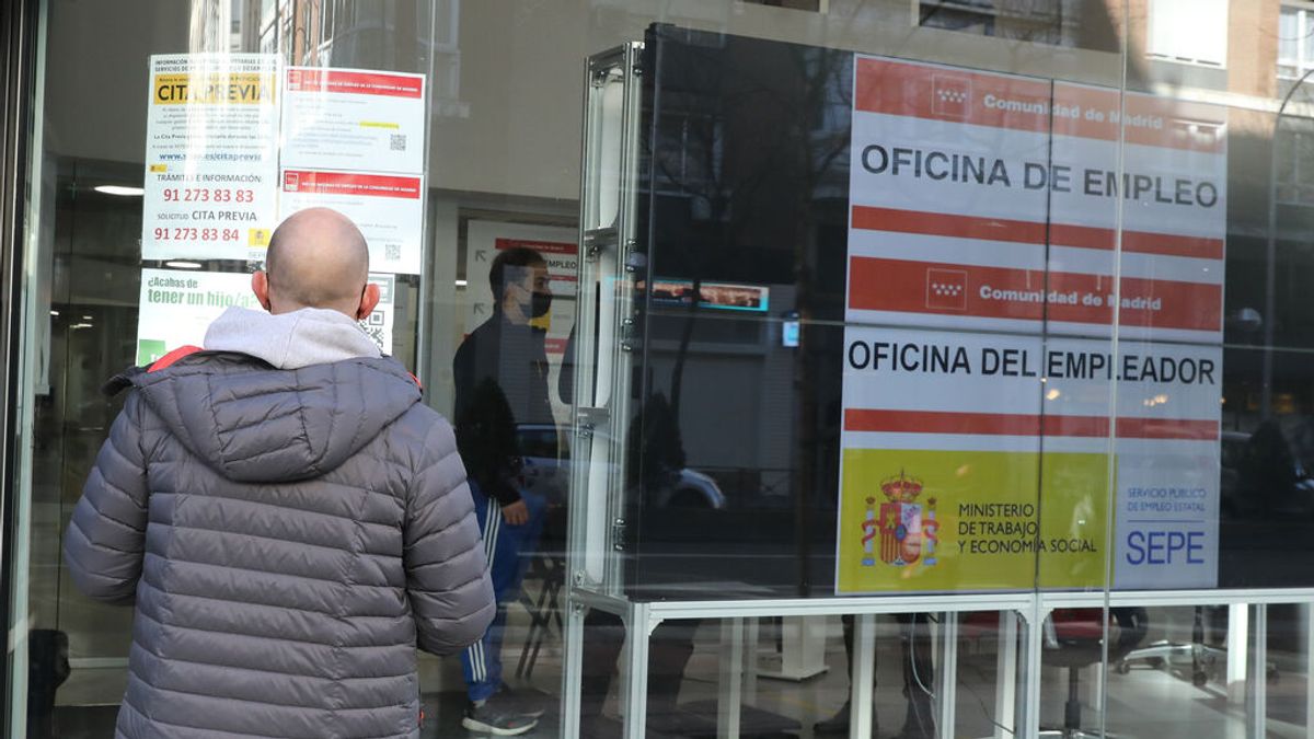 Un hombre observa la cristalera de una Oficina de Empleo Un hombre observa la cristalera de una Oficina de Empleo