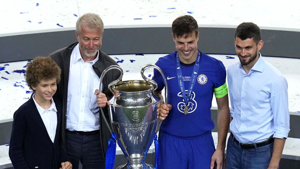 EuropaPress_3745046_29_may_2021_portugal_porto_chelsea_owner_roman_abramovich_2nd_poses_with