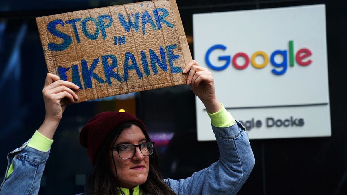 Piratear satélites militares o las reseñas de Google para burlar la censura rusa: así se libra la batalla cibernética Piratear satélites militares o las reseñas de Google para burlar la censura rusa: así se libra la batalla cibernética