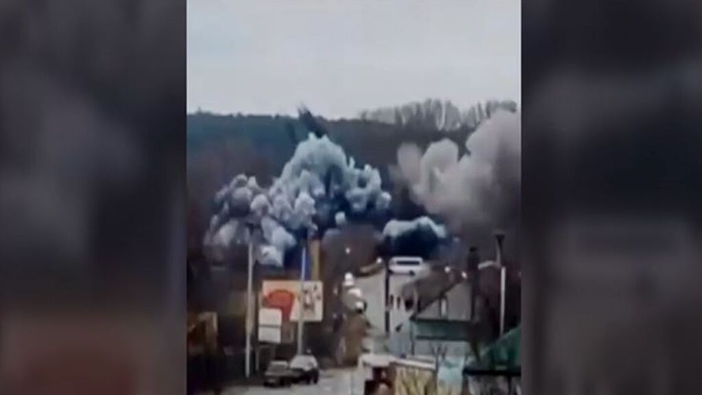 Rusia bombardea junto a la estación de tren de Kiev