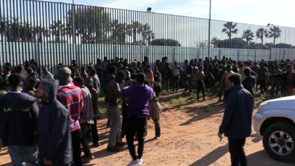 2500 subsaharianos intentan saltar la valla de Melilla