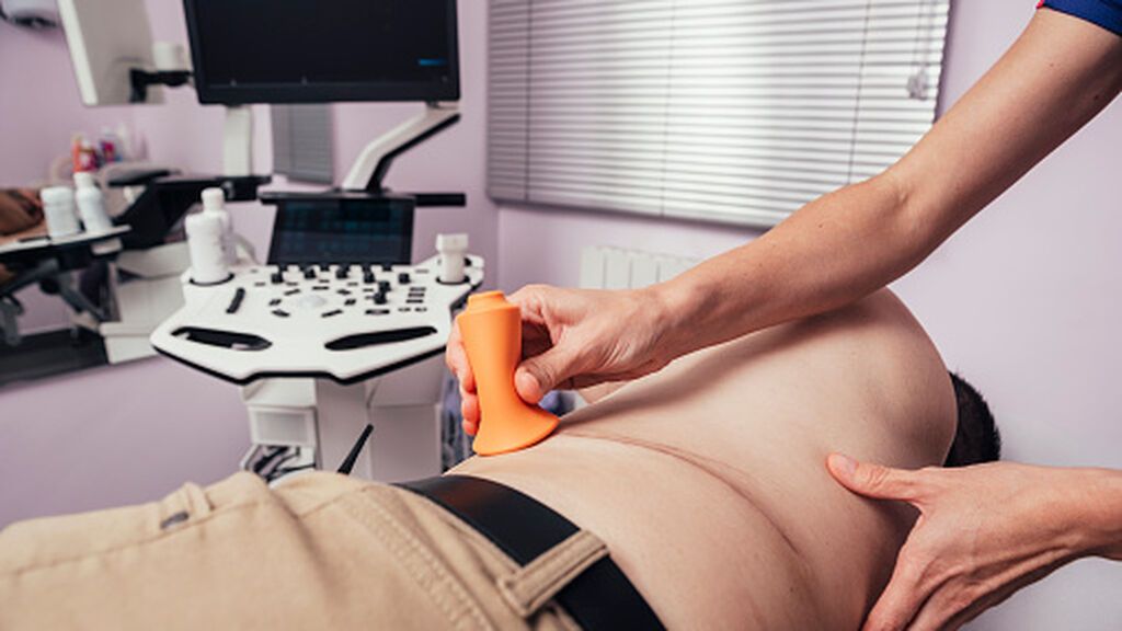 Extirpan con éxito un tumor de 18 centímetros entre el corazón y los riñones a un hombre de Vigo