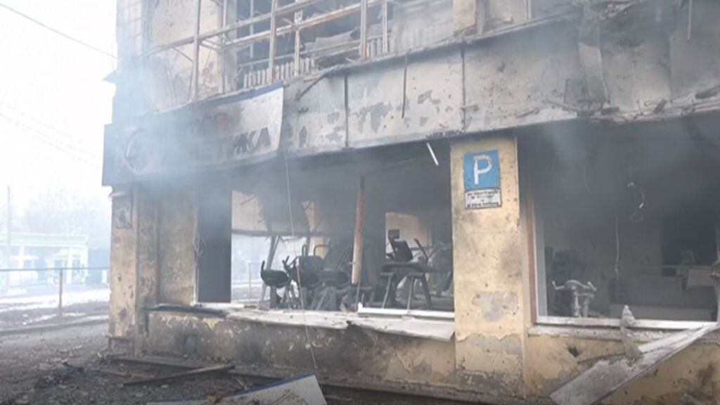 Rusia no ahorra proyectiles en el asedio a Kiev :  Misiles contra edificios, casas y vehículos calcinados