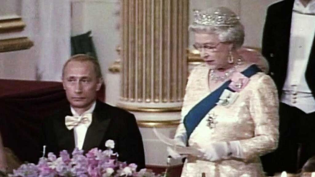 Isabel II, la primera mujer que le plantó cara a Putin en 2003