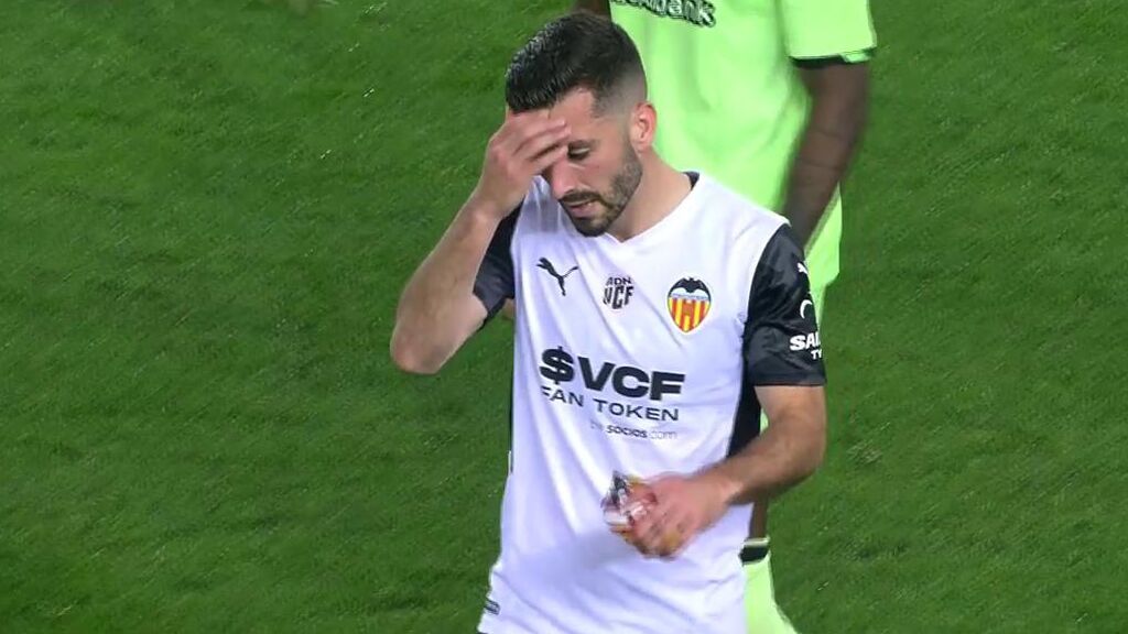 Las lágrimas de capitán Gayá ponen en pie Mestalla en su cambio a la media hora