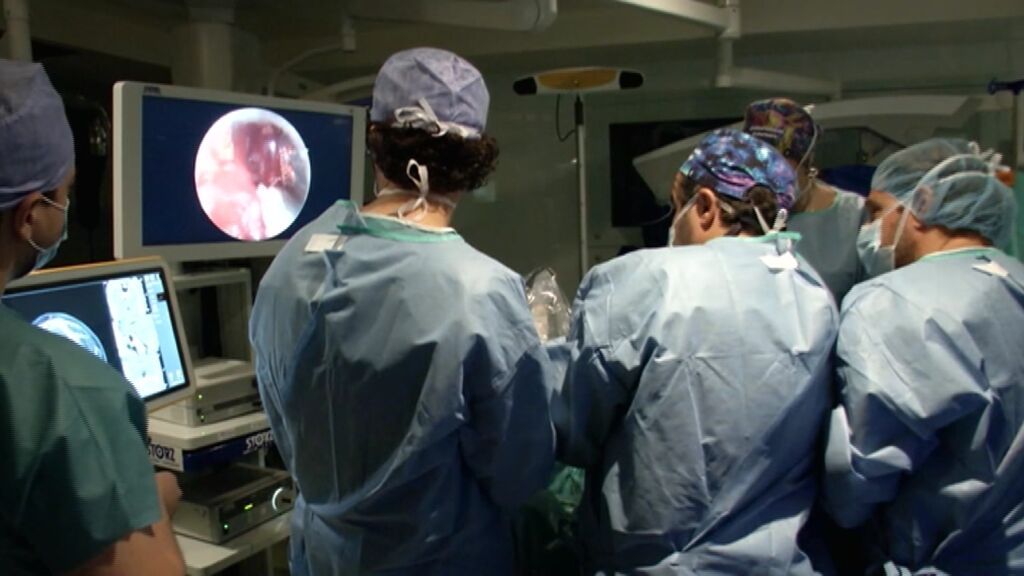 Cirugía pionera: el Clínic extrae tumores cerebrales a través del ojo