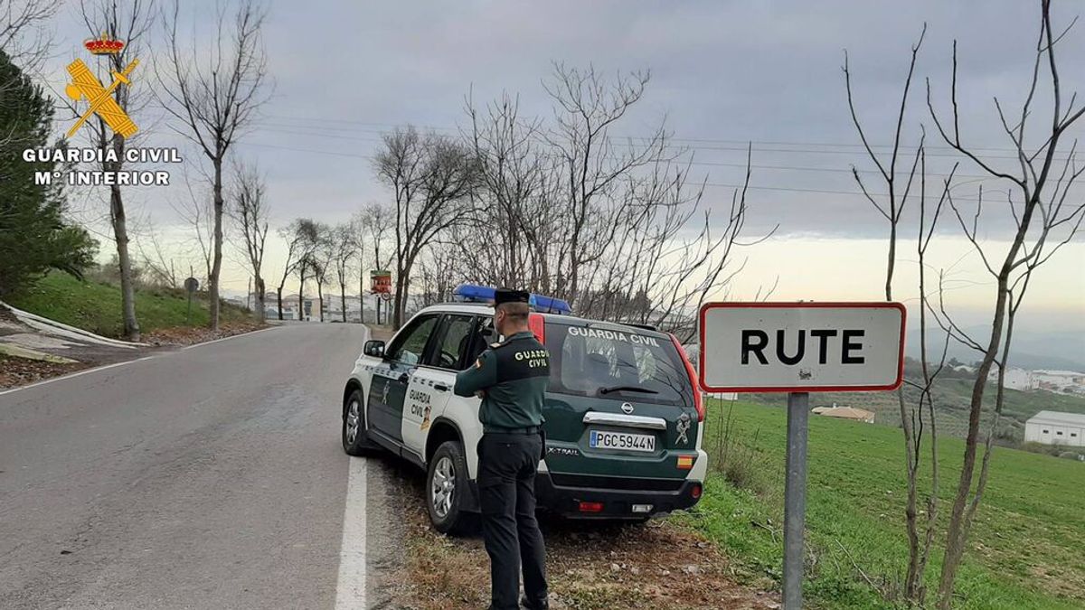Investigan la muerte violenta de un hombre junto a un vehículo incendiado en Rute Investigan la muerte violenta de un hombre junto a un vehículo incendiado en Rute