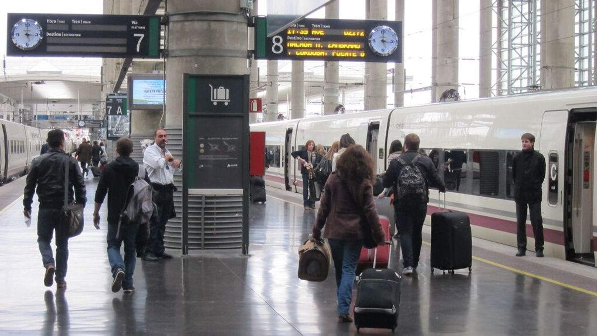 Una incidencia en la estación de Atocha en Madrid paraliza el AVE Una incidencia en la estación de Atocha en Madrid paraliza el AVE